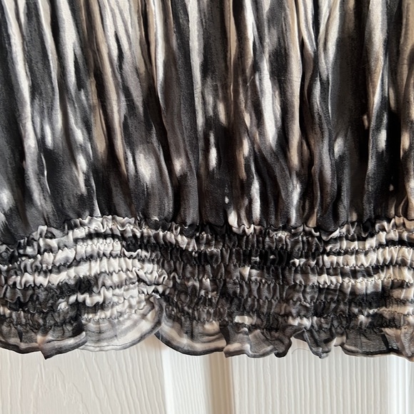 Sunny Leigh Black, White and Grey Print Blouse. Size L. - Picture 3 of 6